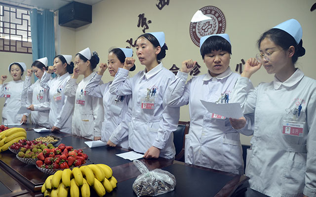 【5.12护士节】江南在线登录入口-江南（中国）
举办茶话会白衣天使受表彰(图3)